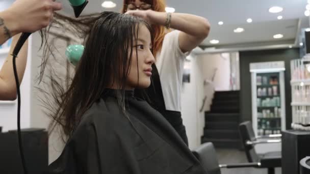Vidéo Ralenti Deux Coiffeurs Train Sécher Les Cheveux Une Chinoise — Video