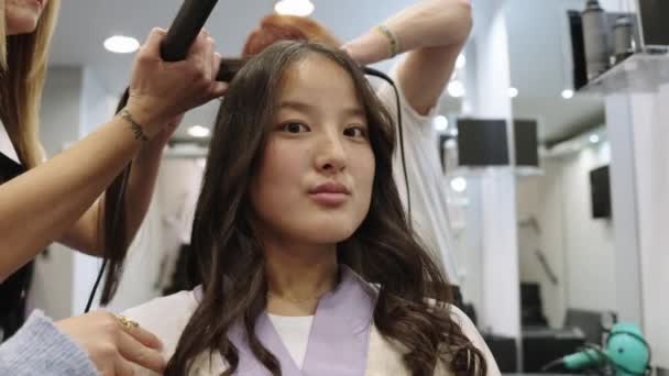 Kuaförün Demir Gibi Kıvırcık Saçlarıyla Kuaförde Çinli Bir Bayan Müşteriyle — Stok video
