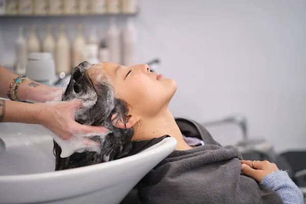 Tampilan Samping Close Seorang Wanita Cina Santai Mencuci Rambut Salon Stok Gambar Bebas Royalti