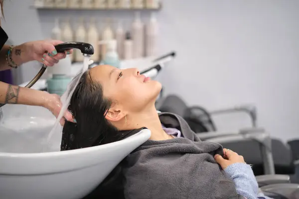 Wanita Cina Bersandar Kepala Wastafel Selama Mencuci Kepala Menyenangkan Salon Stok Gambar