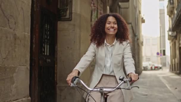 Latina Bicicleta Turística Através Barcelona — Vídeo de Stock