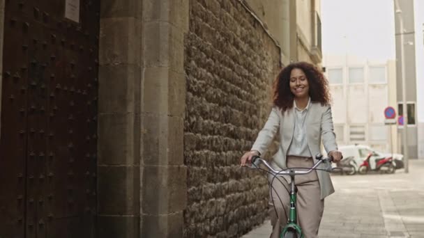 Kıvırcık Saçlı Bisiklet Süren Latin Bir Kız Sürdürülebilirlik Hareketlilik — Stok video