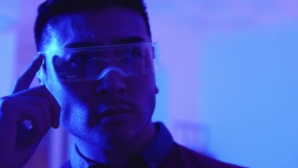 一个中国男人在蓝色房间里用增强型真空镜拍摄的慢镜头 — 图库视频影像