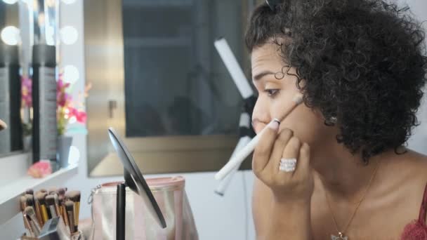Cámara Lenta Una Mujer Transexual Aplicando Maquillaje Casa — Vídeos de Stock