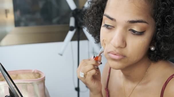 Vídeo Cámara Lenta Una Mujer Transgénero Maquillándose Piel Con Cepillo — Vídeos de Stock