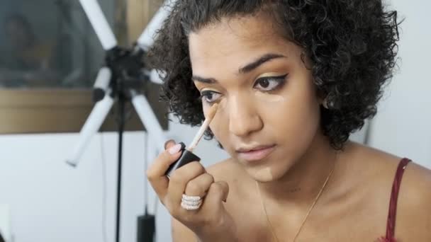Video Una Donna Transgender Truccata Coprire Occhiaie Imperfezioni Facciali Mentre — Video Stock