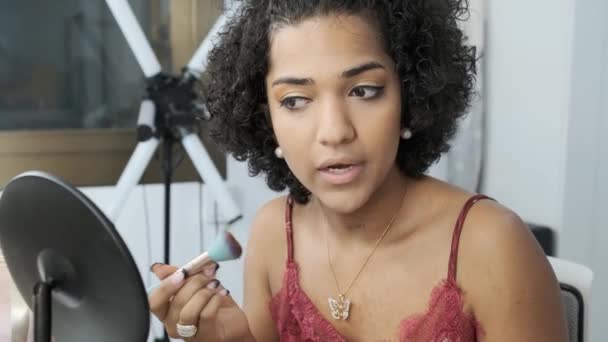 Video Van Een Schoonheid Transgender Vrouw Praten Tijdens Het Aanbrengen — Stockvideo