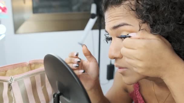 Közelkép Egy Transzszexuális Nőről Aki Megcsináltatja Műszempilláit — Stock videók