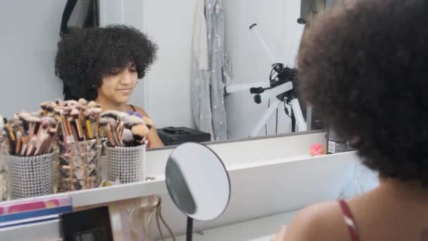 Evdeki Aynanın Önünde Saçını Toplamaya Başlamadan Önce Cep Telefonunu Kullanan — Stok video