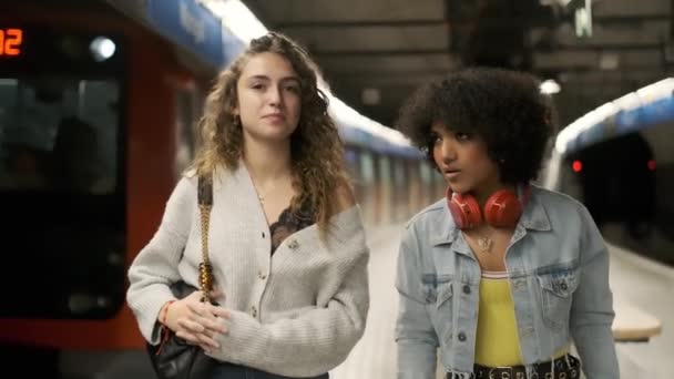 Metroda Bir Kadınla Konuşan Transseksüel Bir Kişinin Yavaş Çekim Videosu — Stok video