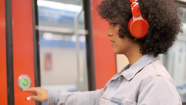 Kulaklıkla Müzik Dinleyen Bir Trans Kadının Metro Vagonuna Girişinin Yavaş — Stok video
