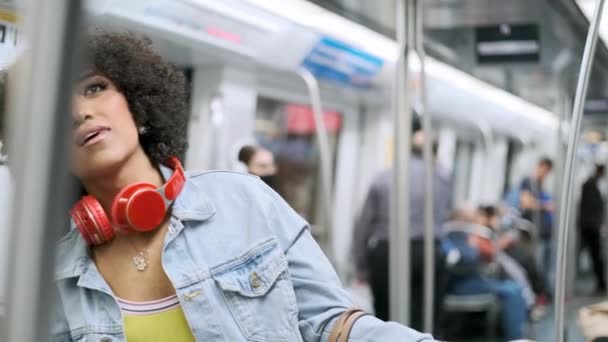 Bir Metro Vagonunda Seyahat Ederken Trans Bir Insanın Bilgilere Baktığı — Stok video
