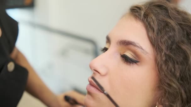 Cámara Lenta Primer Plano Vídeo Una Mujer Transexual Maquillaje Profesional — Vídeo de stock