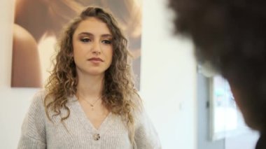 Güzellik salonunda kredi kartıyla ödeme yapan bir kadın müşterinin yavaş çekim videosu.