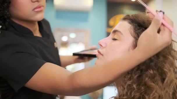 Vídeo Cámara Lenta Una Trabajadora Maquillaje Transgénero Aplicando Sombra Ojos — Vídeos de Stock
