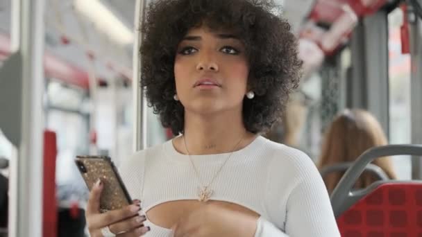 Powolny Film Rozkojarzoną Transseksualistką Korzystającą Telefonu Komórkowego Podczas Podróży Autobusem — Wideo stockowe