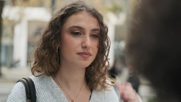 Sokakta Bir Arkadaşıyla Konuşan Mutlu Bir Kadını Yakından Gören Yavaş — Stok video