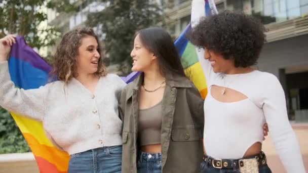 Powolny Film Wesołym Transgenderem Przyjaciółmi Chodzącymi Ulicą Wymachującymi Flagą Lgbt — Wideo stockowe