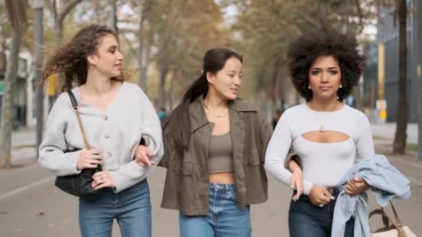 ストリートに沿って一緒に歩く陽気なトランスジェンダーの女性と友人のスローモーションビデオ — ストック動画