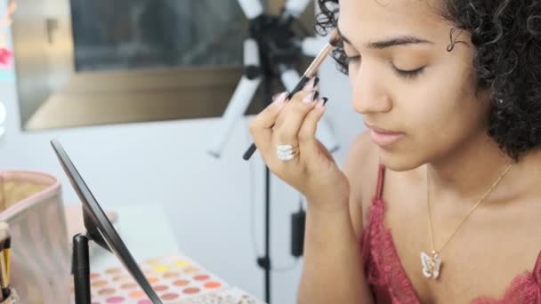 Vídeo Câmera Lenta Uma Mulher Transgênero Aplicando Maquiagem Casa Usando — Vídeo de Stock