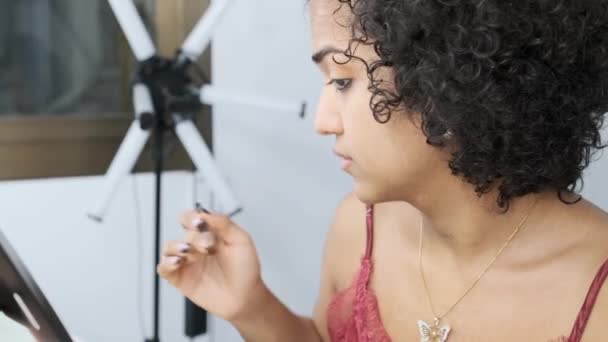一个变性妇女用桌镜把眼影放在家里的慢镜头 — 图库视频影像