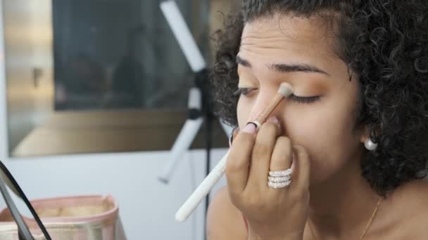 Lassú Mozgású Videó Egy Szépség Transznemű Nőről Aki Otthon Sminkeli — Stock videók