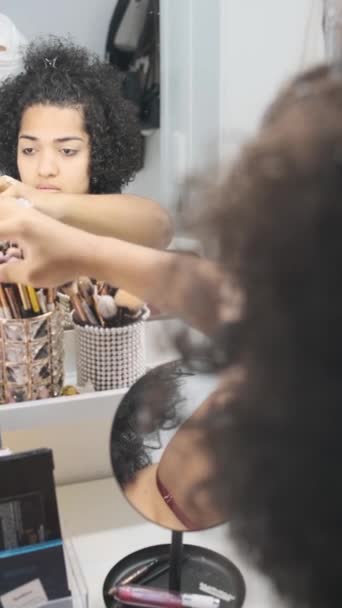 Медленное Вертикальное Видео Трансгендерной Женщины Делающей Макияж Дома Перед Зеркалом — стоковое видео