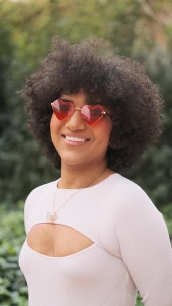Vertikales Zeitlupenvideo Einer Glücklichen Transfrau Die Verspielt Mit Herzförmiger Sonnenbrille — Stockvideo