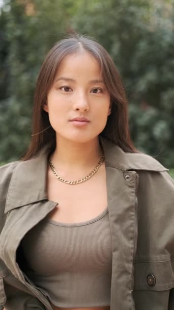 Vertical Cámara Lenta Video Una Belleza Joven Asiática Mujer Mirando — Vídeos de Stock