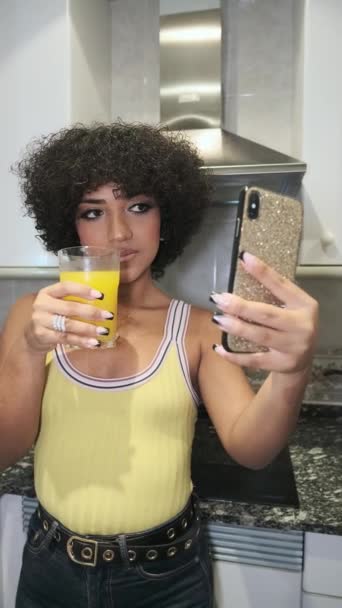 Evde Portakal Suyu Içerken Trans Bir Kadının Selfie Çektiği Dikey — Stok video