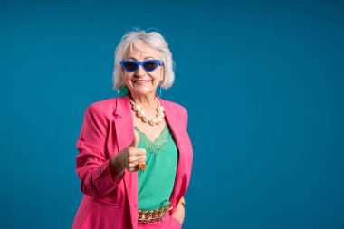 Çekici Kıdemli Kadın Pembe Ceket Giyip Başparmaklarını Veriyor