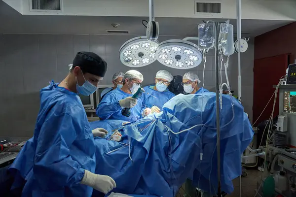 Sağlık ekibi cerrahi bir işlem yapıyor.