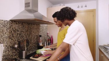 LGBTQ çifti mutfakta salata hazırlıyor.