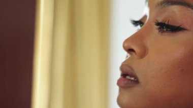 Bangkok 'taki transseksüel kadın makyaj yapıyor.