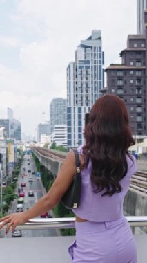 Transseksüel kadın Bangkok siluetine bakarken poz veriyor