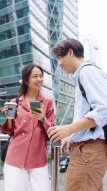 Genç çift günlerine ara veriyor, kahvelerini yudumluyor ve canlı sohbetler yapıyorlar.