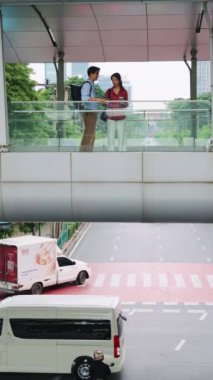 Bangkok, Tayland 'da işlek bir caddenin üstündeki yaya köprüsünde bir kadın ve erkek tartışıyorlar.