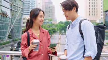 Ağır çekim sahnesi, Bangkok 'un hareketli şehri arasında kahve molası veren iki genç profesyonel arasında canlı bir tartışma kaydediyor.