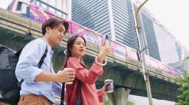 Genç bir çift bangkok 'ta eğlenirken yavaş çekimde selfie çekiyor.