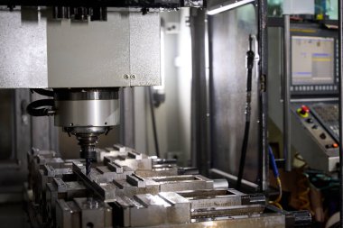 Modern fabrika atölyesinde metal oyma makinesi, endüstriyel üretim süreci