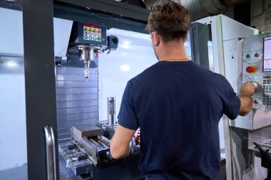 Metalurji dokusunda özel mekanik parçalar üreten, modern imalatta hassasiyet ve uzmanlık gösteren yetenekli bir metal işçisi.