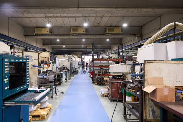 Torna, değirmen makineleri ve mekanik parçaların imalatında kullanılan diğer ekipmanları gösteren geniş bir metalurji atölyesi manzarası