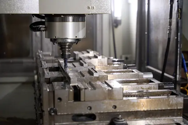 Otomatik cnc değirmen makinesi bir fabrikada metal parçaları işliyor, gelişmiş üretim teknolojisi sergiliyor