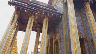 Altın kuleler ve karmaşık detaylar Bangkok, Tayland 'daki saray cephesini süslüyor, göz kamaştırıcı bir mimari sergiliyor.