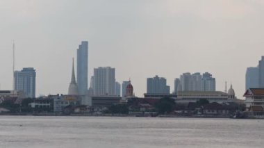 Çağdaş mimari ve sembolik simgelerin yer aldığı Şam Nehri 'nin ufuk çizgisi.