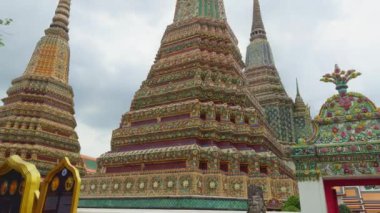 Araştırmalar Bangkok, Tayland 'daki süslü Wat Po Tapınağı' nın çarpıcı mimarisini gözler önüne seriyor.