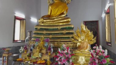 Altın Buda heykeli Bangkok, Tayland 'da bir tapınakta sergileniyor. Detaylar karmaşık ve ruhsal huzuru yansıtıyor.