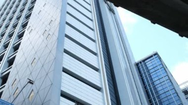 Değişken perspektif, Bangkok 'ta bir köprünün altından geçen bir gökdeleni gözler önüne seriyor.