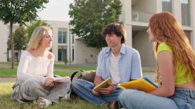 Üç üniversite öğrencisi, kampüs bahçesinde oturmuş, birlikte vakit geçirirken keyifli bir sohbete girişiyor.