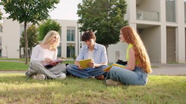 Üç üniversite öğrencisi kampüs bahçesinde canlı bir tartışmaya girişiyor, fikirleri paylaşıyor ve birlikte vakit geçiriyorlar.